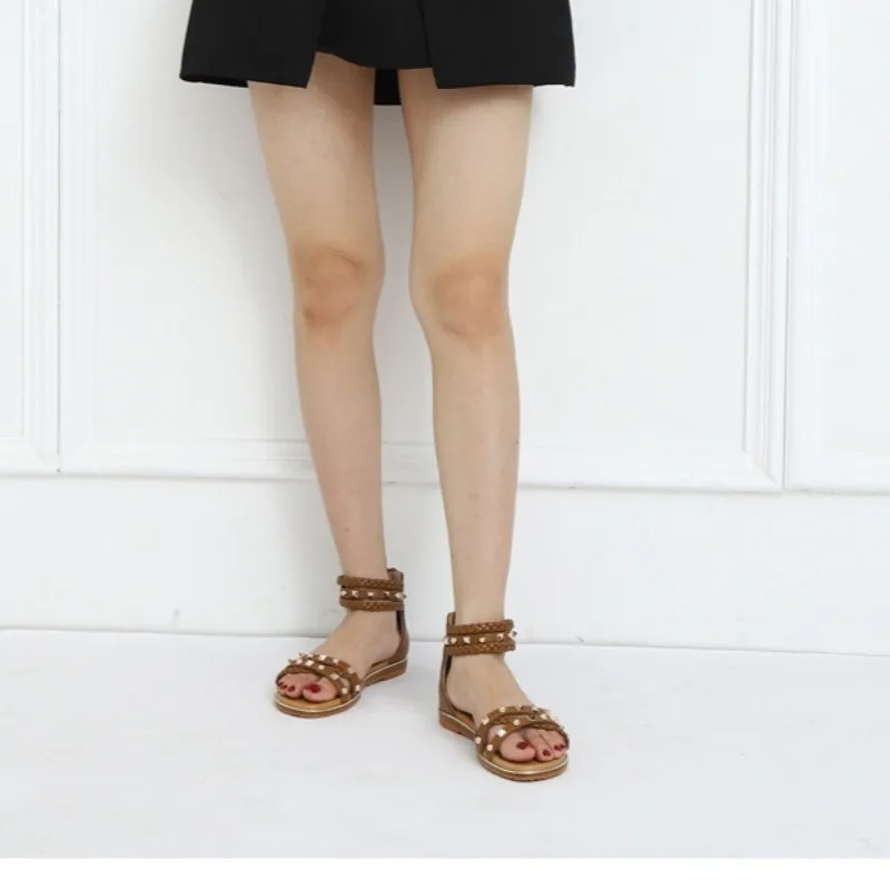Женские сандалии на плоской подошве с заклепками в римском стиле модные