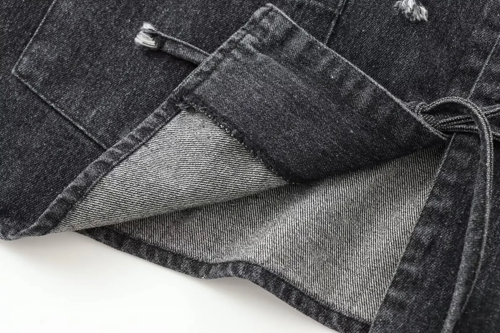 Женская джинсовая рубашка с карманами на шнуровке