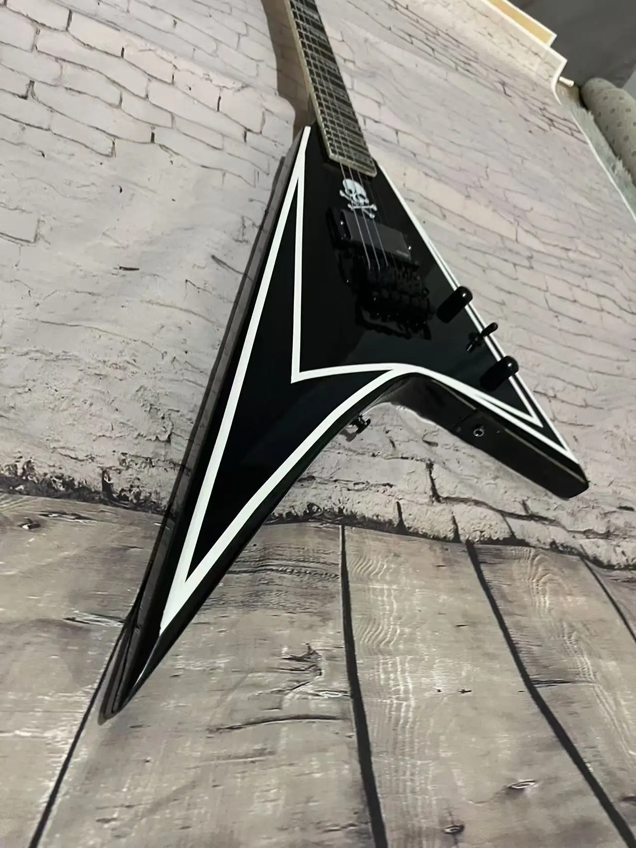 Электрогитара 6-канальная электрогитара в стиле Alien черный корпус с белыми