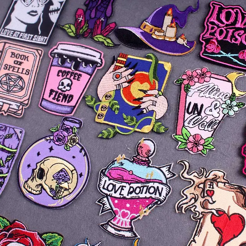 Термоклейкая нашивка с вышивкой ведьмы на одежду