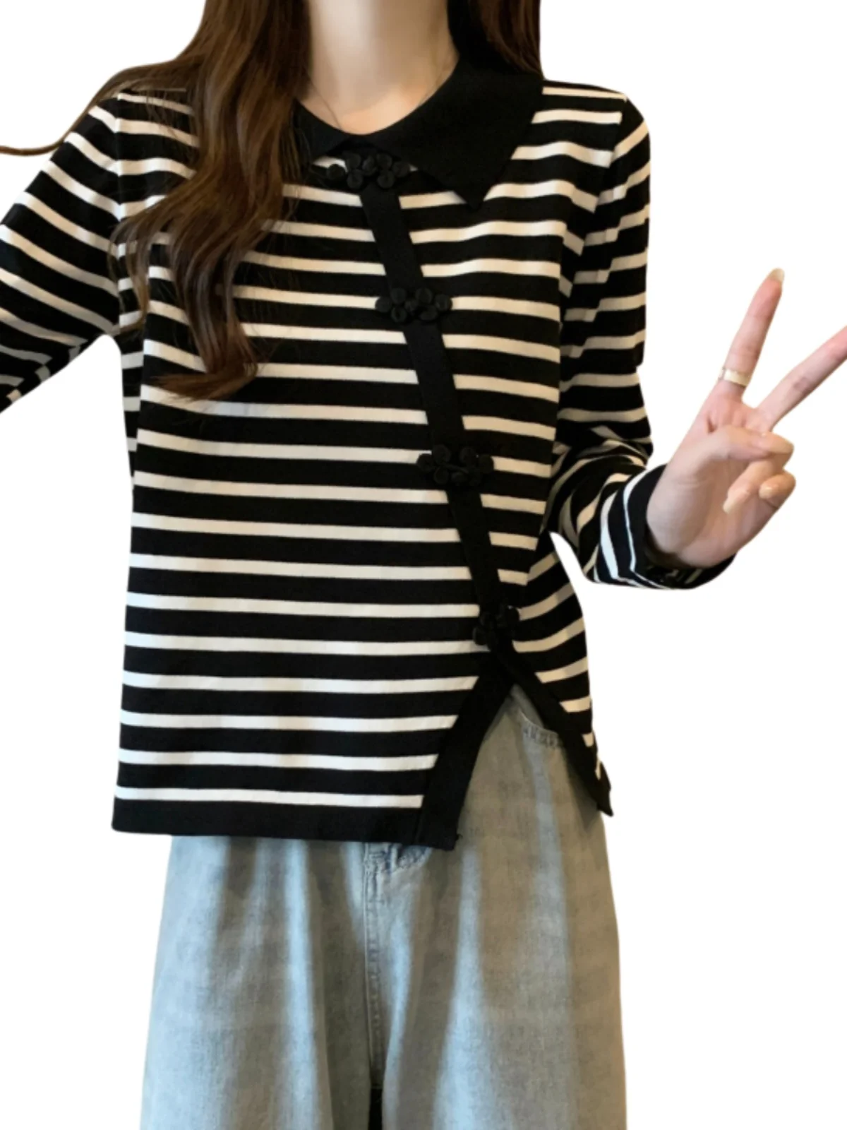 Женская трикотажная нижняя рубашка в полоску с нерегулярным разрезом стиле