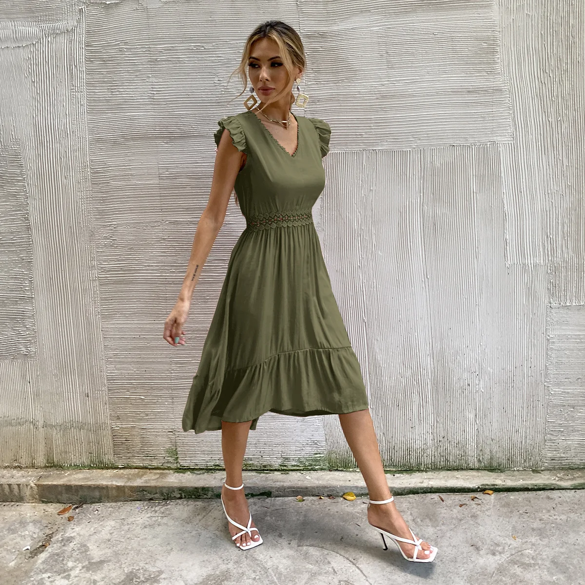 Женское ажурное платье без рукавов розовое кружевное приталенное средней длины