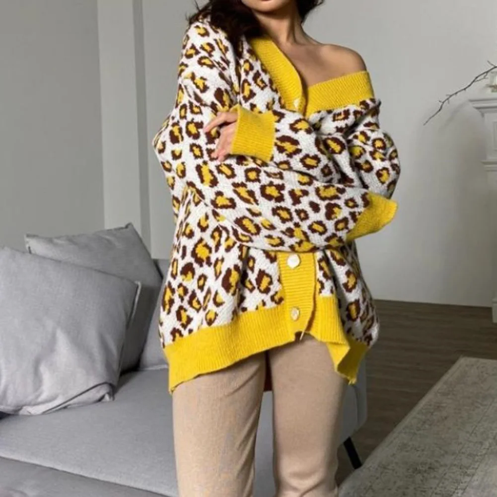 

Женский свитер средней длины, с длинным рукавом и принтом