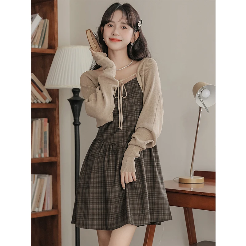 Изящная вязаная верхняя одежда платье на бретельках молочной серии комплект для