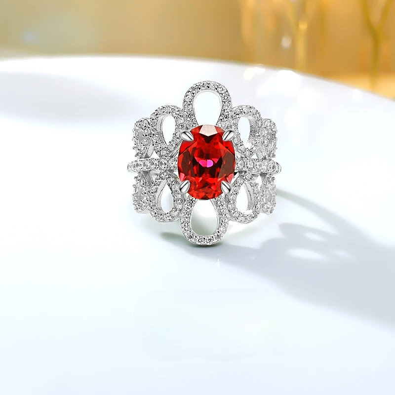 Кольцо из серебра 925 пробы с искусственными красными кристаллами