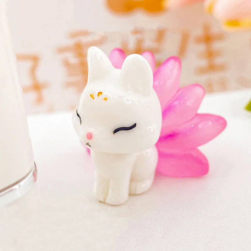 

Миниатюрная статуэтка лисы из смолы