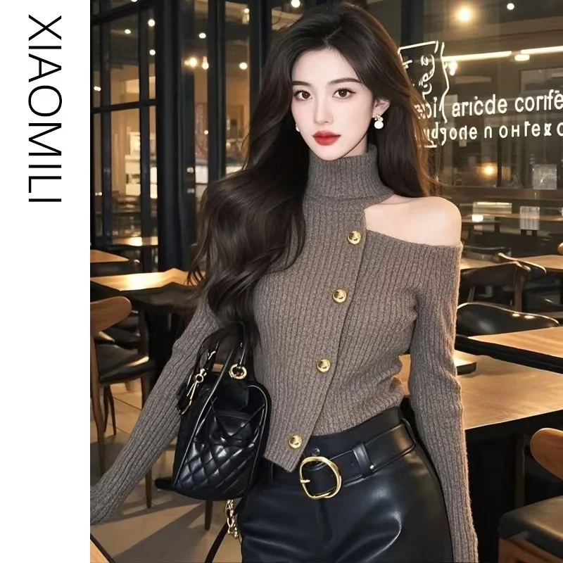 Коричневый вязаный свитер с колючками на плечах Cafe женский зимний короткий