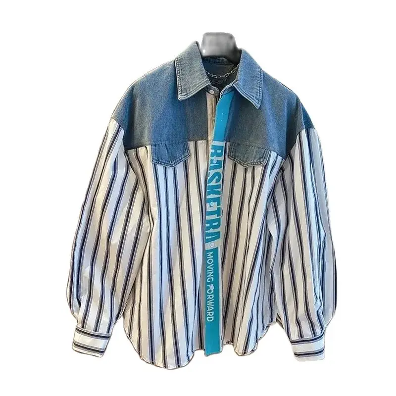 Женская рубашка в полоску с вышивкой виде букв Джинсовая блузка составного кроя