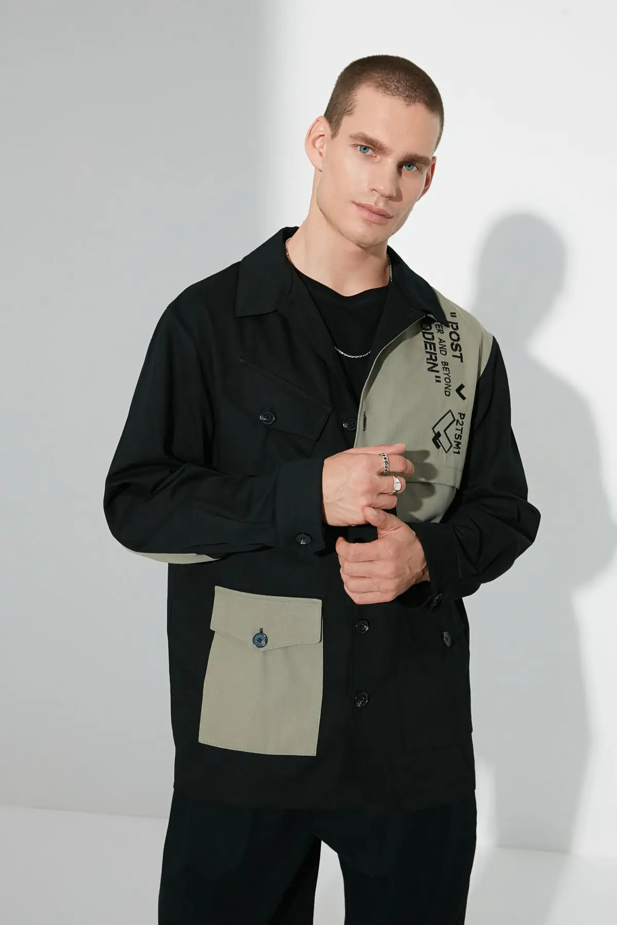 

Trendyol Male Regular Fit Apaş Collar Long Sleeve Color Block Nakışlı Multi-Pocket Coat TMNAW22CE0420