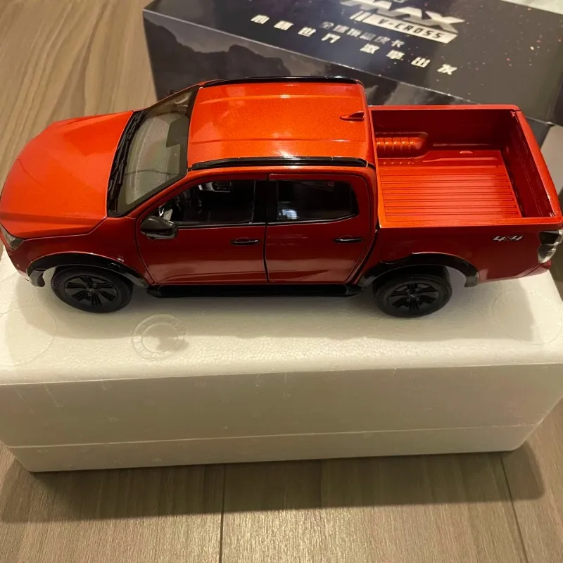 Фото Металлическая литая модель DMAX, имитационная модель автомобиля D-MAX из сплава, украшение для пикапа V-CROSS, подарок для мальчика, коллекционный предмет для взрослых, 2023, 1:18 №1