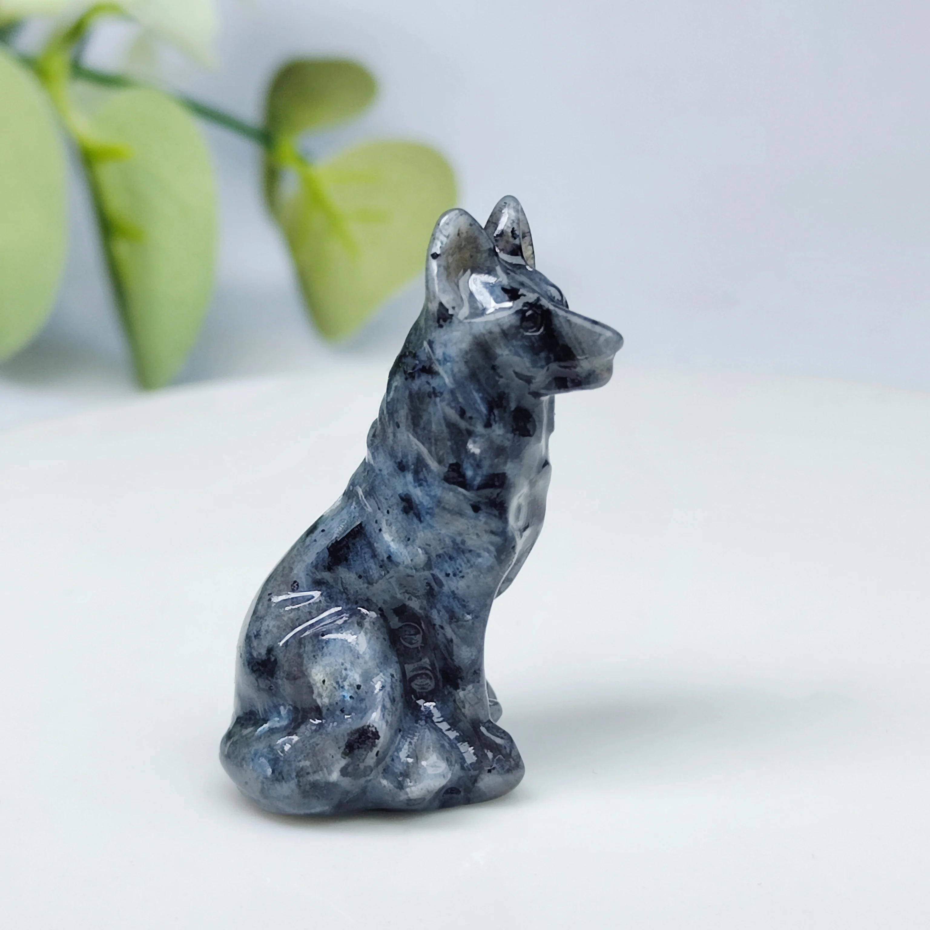 

Фигурка волка из камня