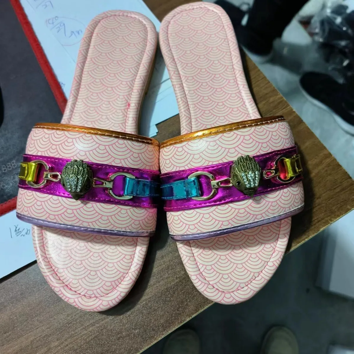 Женские босоножки на плоской подошве повседневные пляжные шлепанцы с цветными