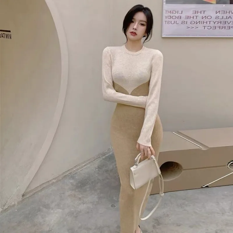 Женское трикотажное платье облегающее средней длины до колен элегантное и