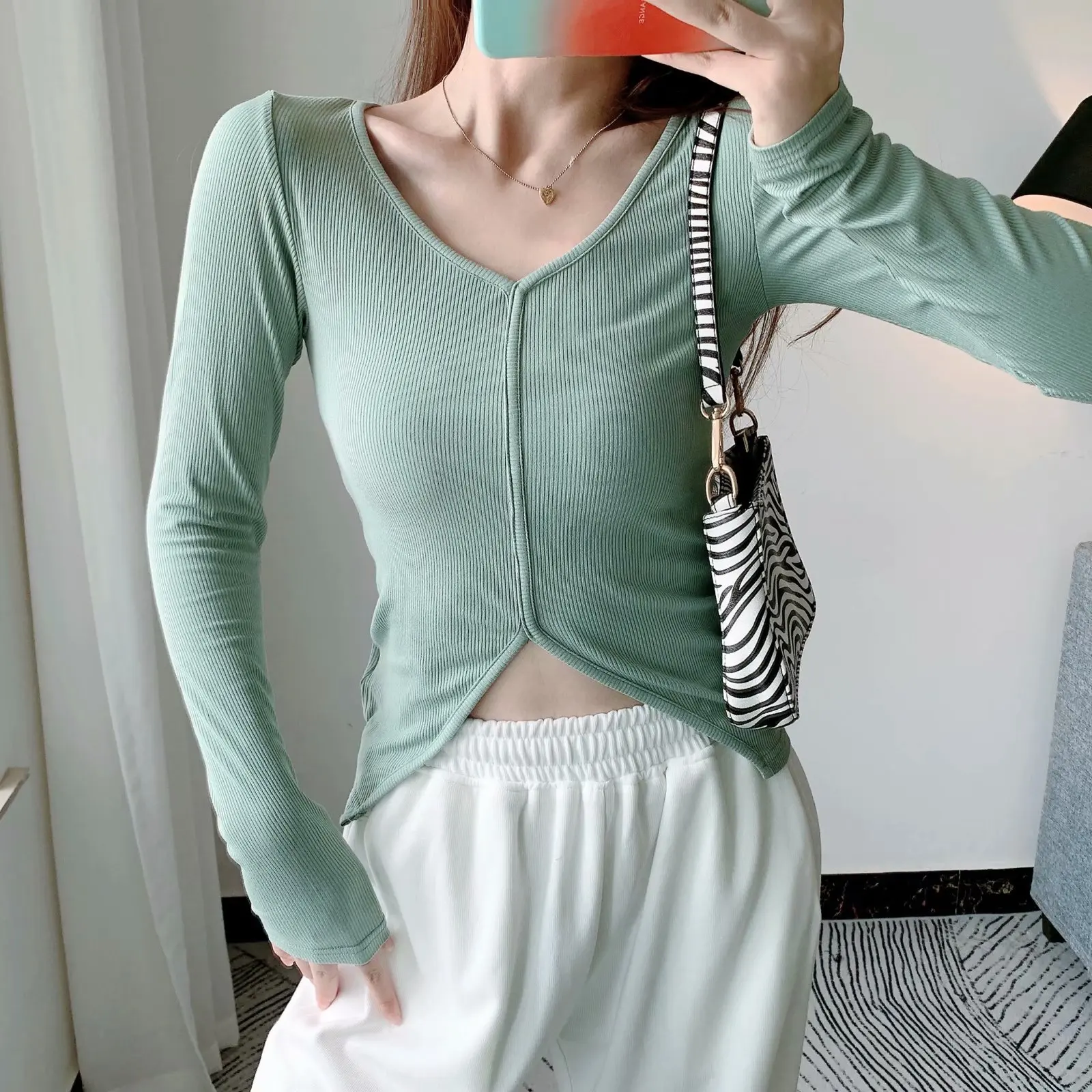 

2022 autumn new women's clothing European and American fashion ins hot girl solid color V-neck slit long-sleeved T-shirt top
