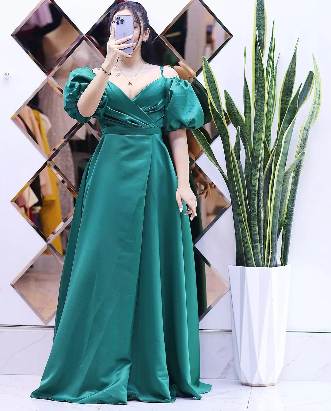 

Custom Green Satin Prom Dresses Strapless Off the Shoulder Evening Dresses Pleated A-Line Long Formal Party Gowns