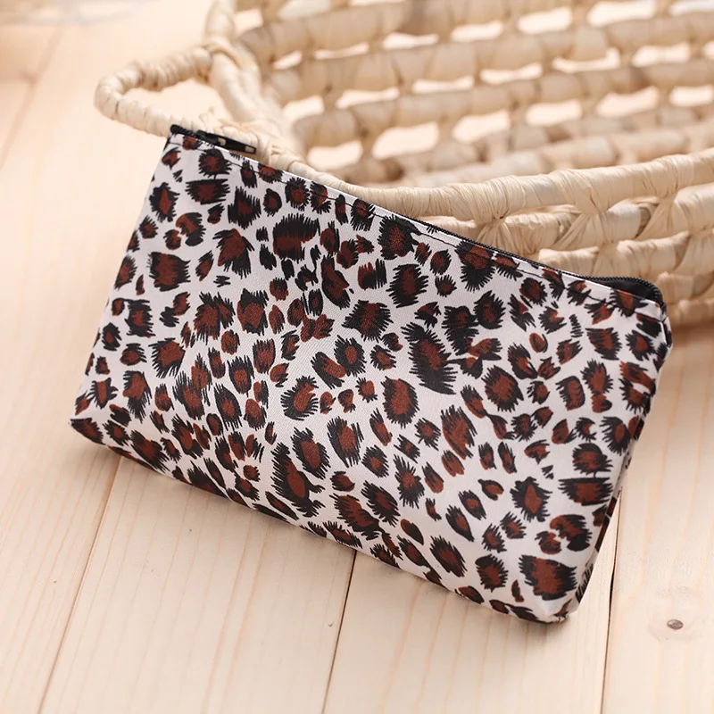 

2-Color Fashion Leopard Print Polyester Bag Stylish Woman Pouch Cosmetics Storage Case Desk Organizer Trip Hangbag with Zipper