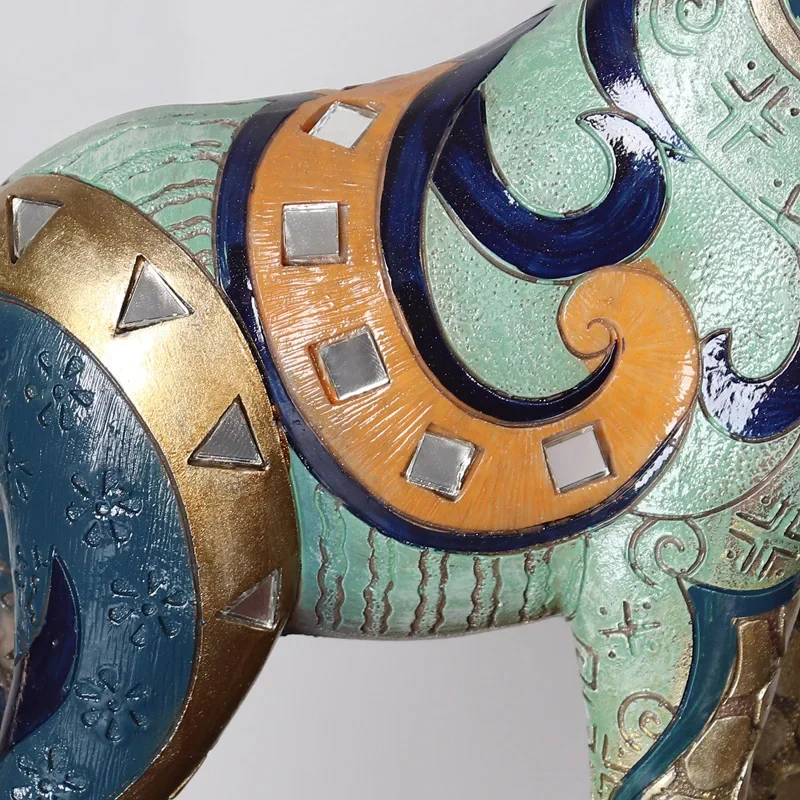 Фигурка жирафа для мамы с красочным узором стеклянная фигурка из смолы