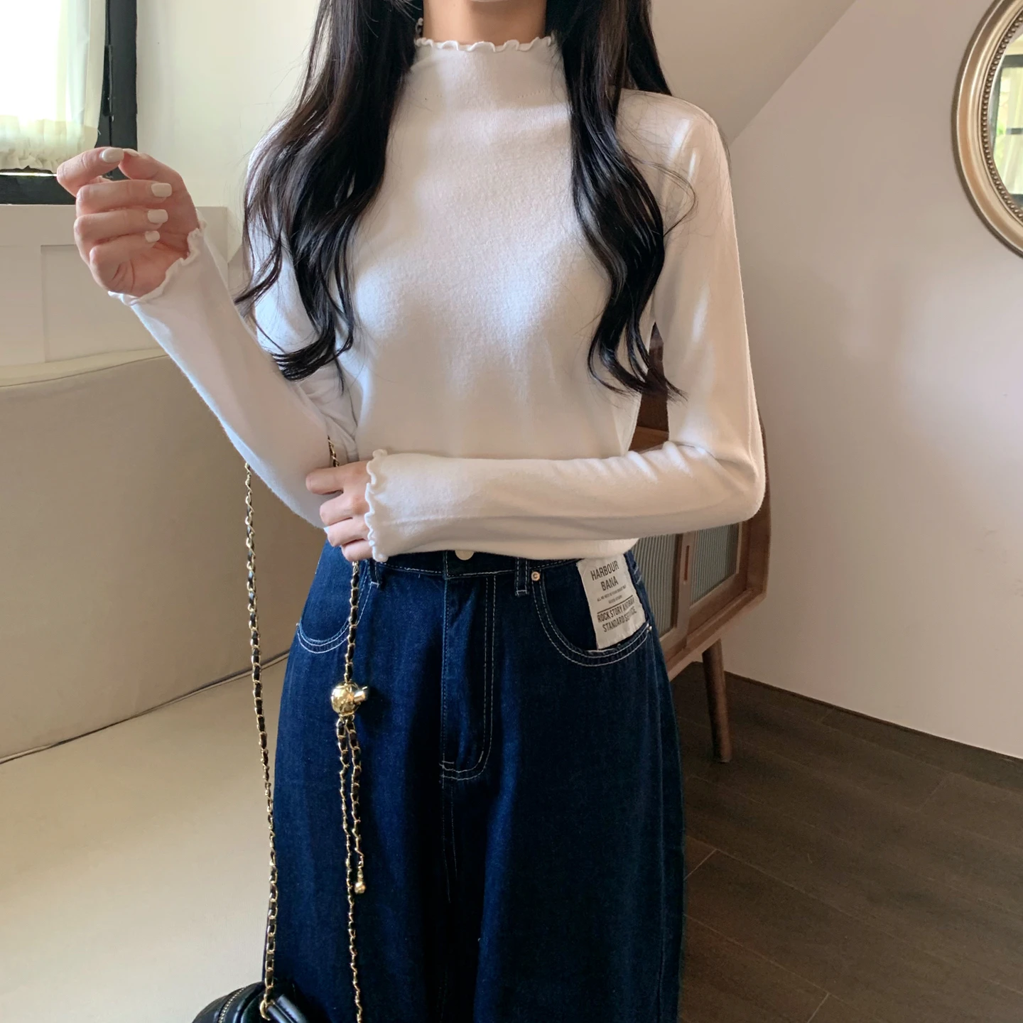 Вязаная нижняя рубашка с высоким воротником и деревянными ушками ранняя весна 2025