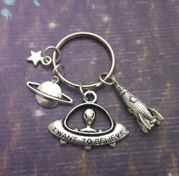 

New Fashion DIY Keychain ET Alien Spaceship Pendant Men's Jewelry Car Keychain Souvenir Gift