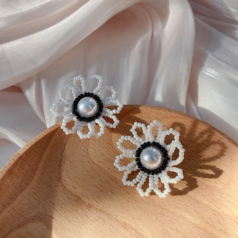 

Black and White Sunflower Pearl Earrings for Women Female Handmade Beaded Stud Earrings Summer Beach Earring Jewelry Accessory