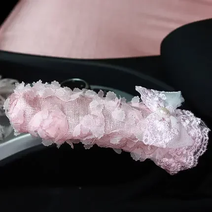 

Розовый женский набор аксессуаров для украшения интерьера автомобиля, кружевной ремень безопасности, рычаг переключения ручного тормоза, зеркальные Чехлы для девочек, авто чехол на руль