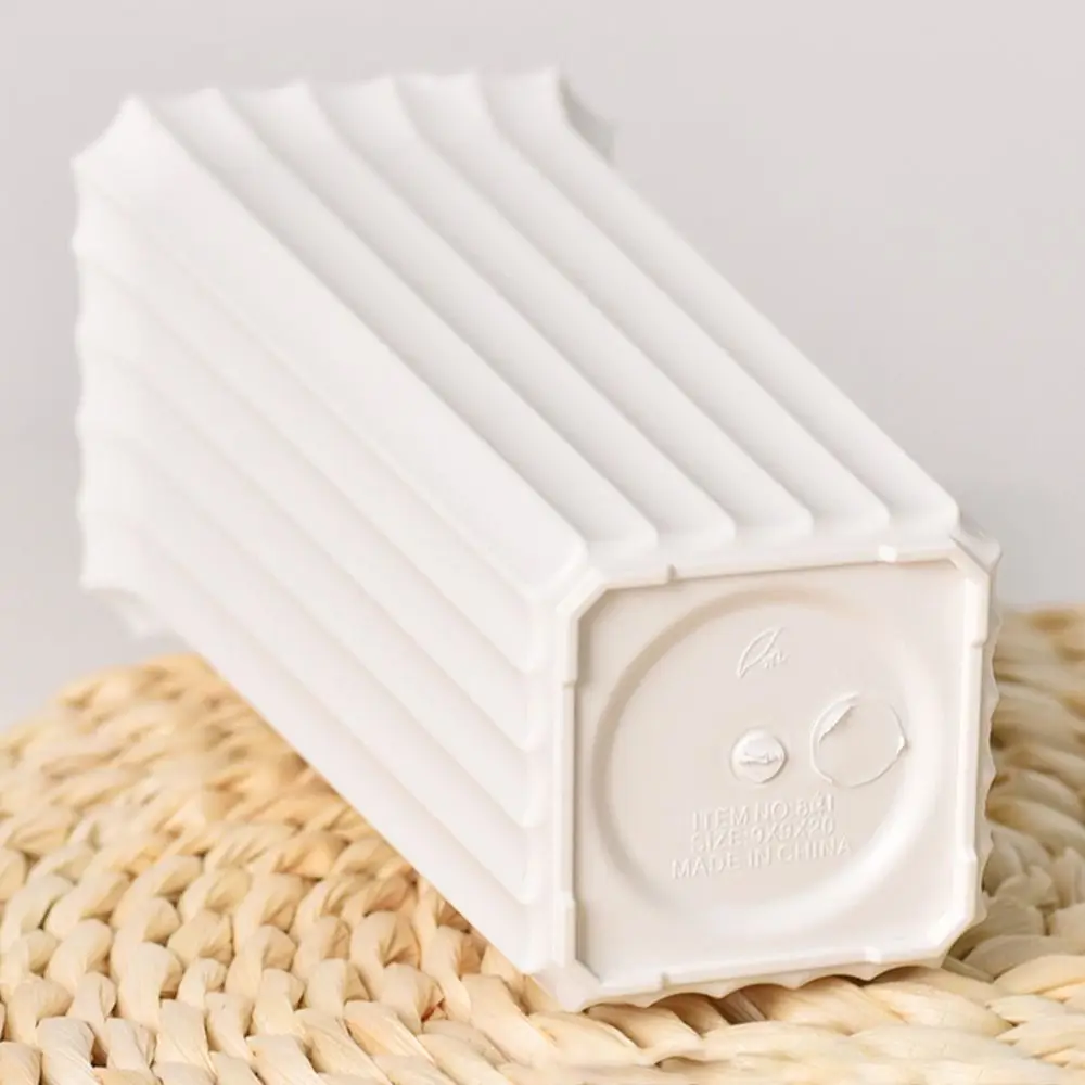 Черная белая пластиковая ваза