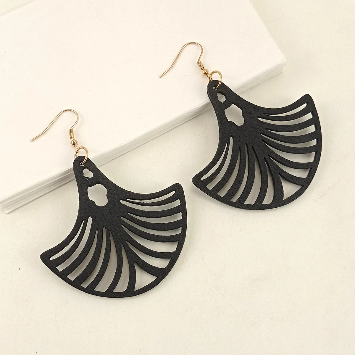 

Women Wood Hollow Fan-shaped Striped Drop Pendant Earrings Female Girls Casual Ethnic Statement Aretes Jewelry Brincos Female
