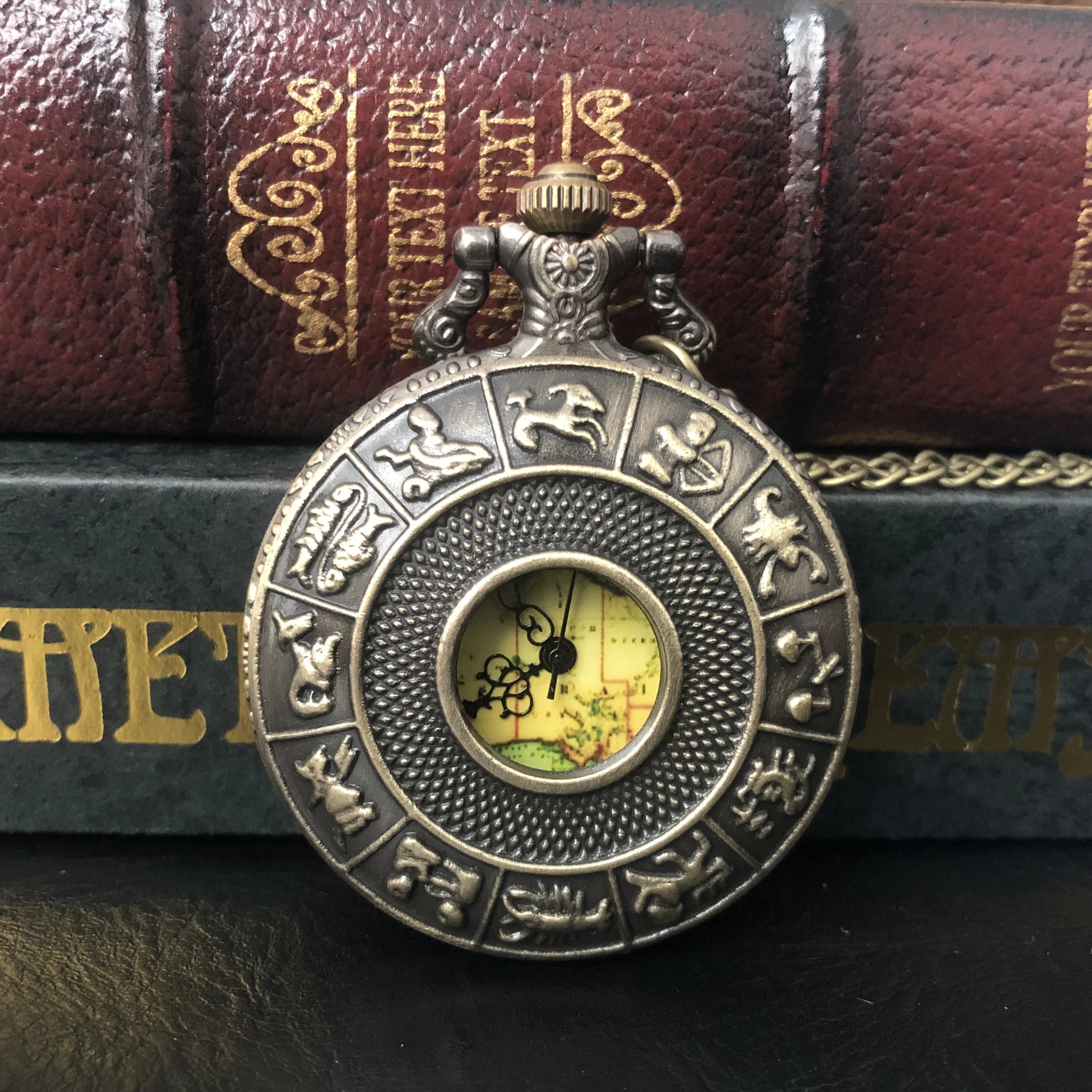 

Australia Map Retro Bronze Zodiac Constellation Case Hollow Necklace Pocket Watch Modern Pendant Fashion FOB Chain Jewelry Clock