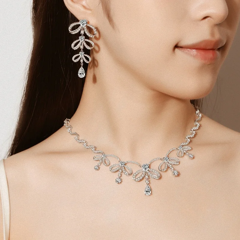 

Комплект из колье и серёг, из белого золота, 18 карат