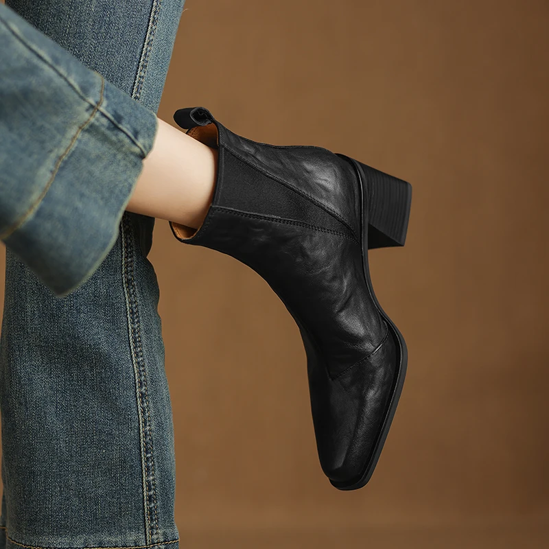 Женские ботильоны из овечьей кожи с круглым носком и заклепками