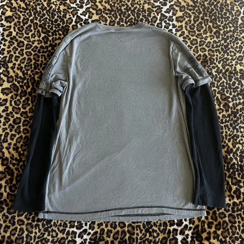 Женский пуловер с длинным рукавом круглым вырезом и принтом черепа