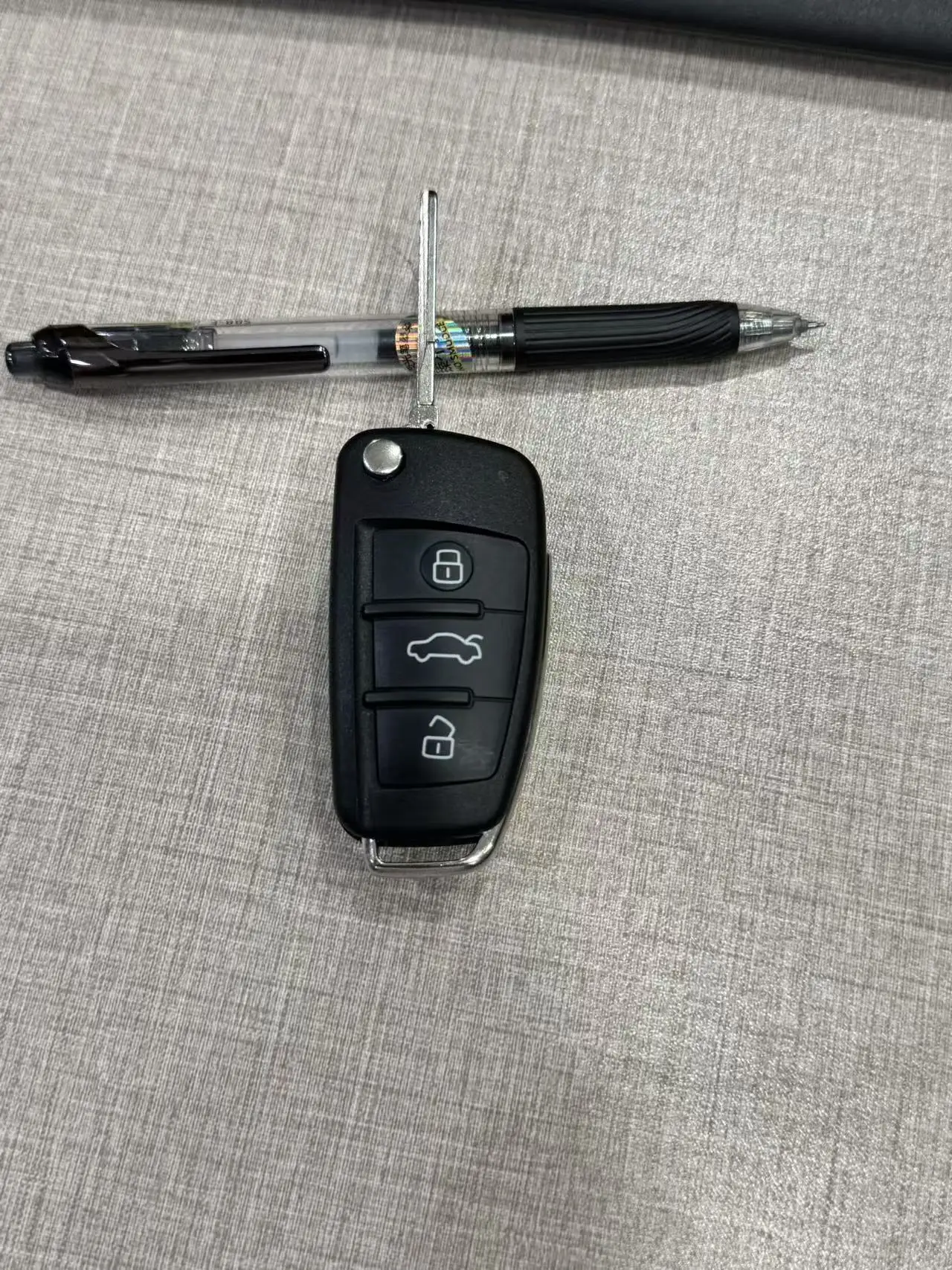 

Автомобильный откидной дистанционный ключ Haverage LG для Audi A1 A3 TT S1 S3 Q3 2005 A2 A3 A4 A6 A6L A8 Q7 3 кнопки