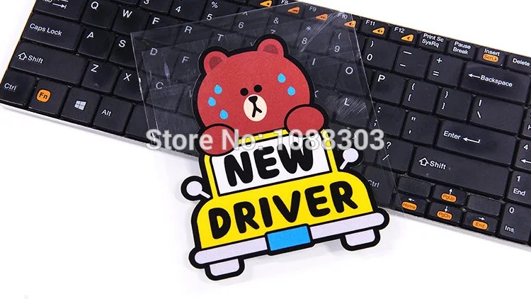 Мультяшный медведь новый водитель ребенок в автомобиле предупреждение