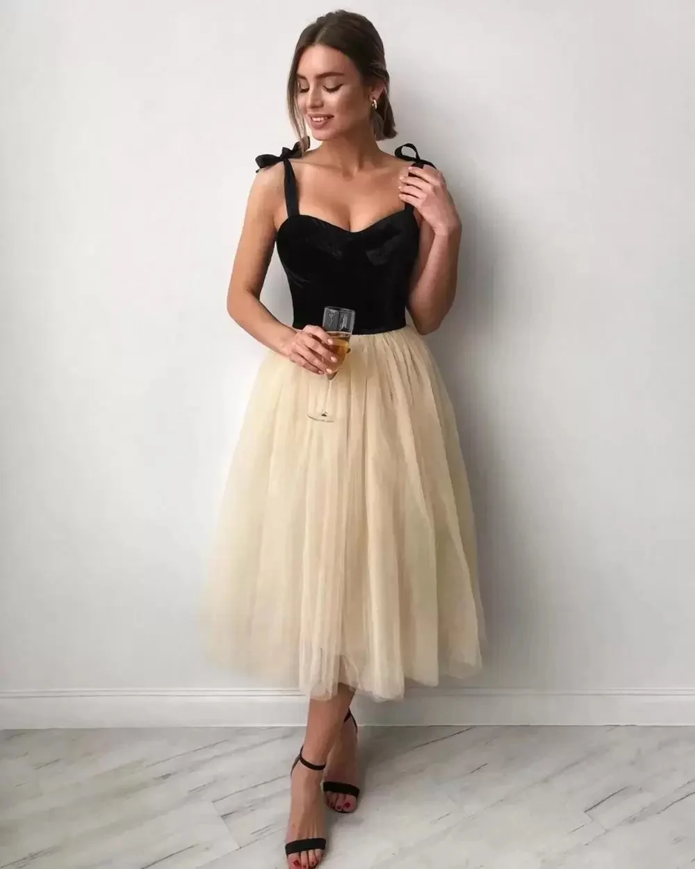 

2023 Classy Black Homecoming Dresses Velvet Top Prom Spaghetti Sweetheart Cocktail Dress A-Line Tulle Tea Length Bride فستان