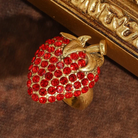 Винтажное кольцо LOVE GREEN LIVE GREEN с клубнично-красным хрусталем