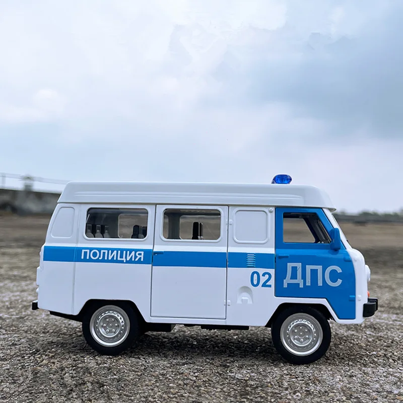 Модель автомобиля путешественники УАЗ 1/18 года из сплава с автобусом модель литой