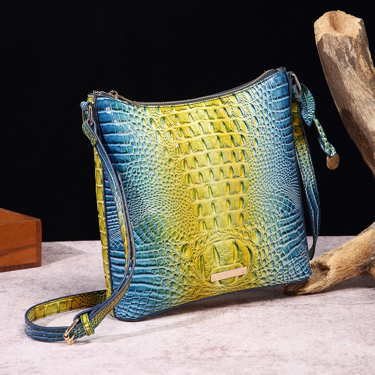 Женская сумка-мешок с крокодиловым узором