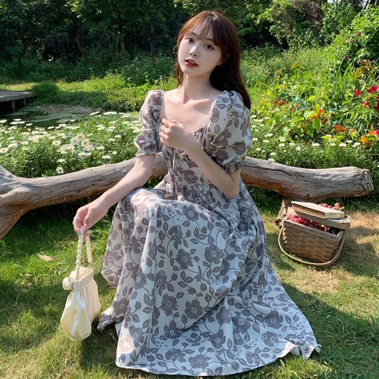 Элегантное длинное платье уменьшающее возраст с высокой талией и короткими