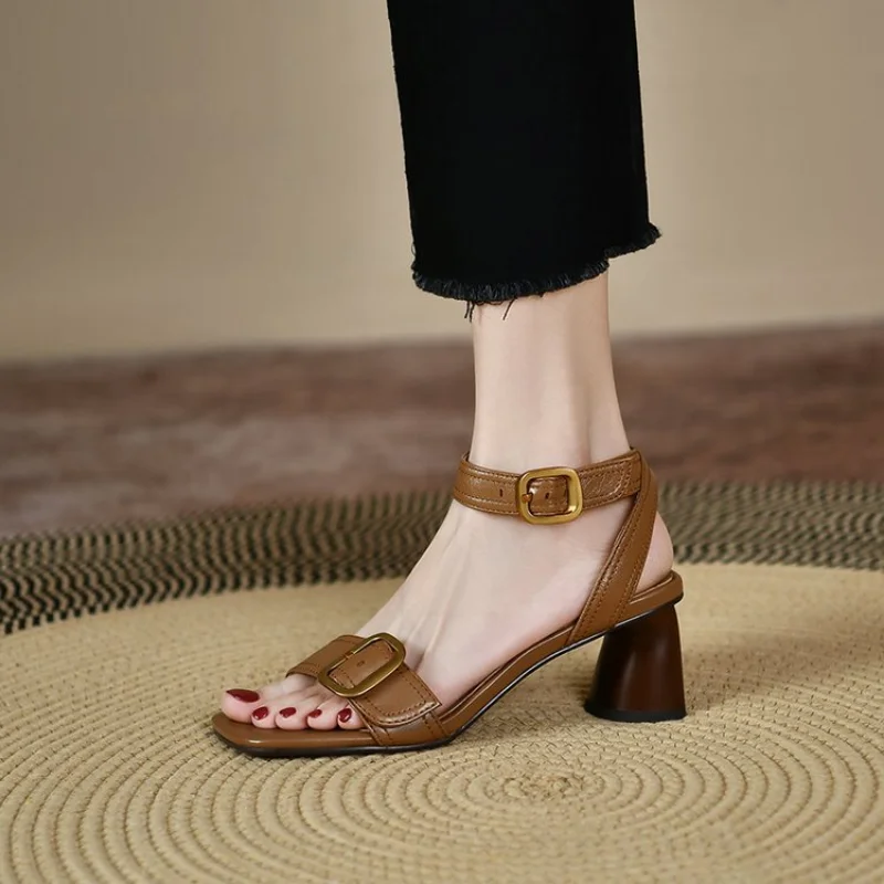 

Сандалии женские на высоком каблуке, босоножки с металлической квадратной пряжкой, квадратный носок, винтажные туфли-лодочки, средний каблук, лето