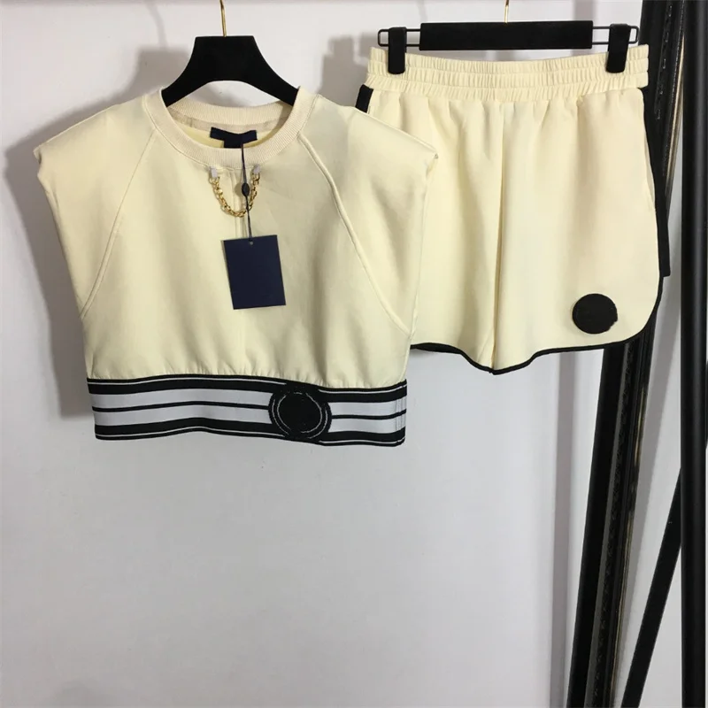 

Women Sleeveless O-Neck Vest and High Waist Elastic Shorts Suits with Stripes and Decorated with Metal Chain Casual Loose Style