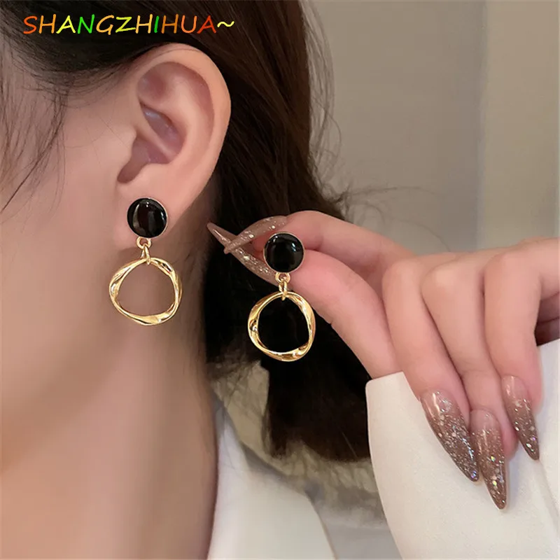 Купи 2022 Trend New Geometric Metal Pendant Black Drop Glaze Earrings For Women's Fashion Unusual Jewelry Temperament Earrings Gift за 137 рублей в магазине AliExpress