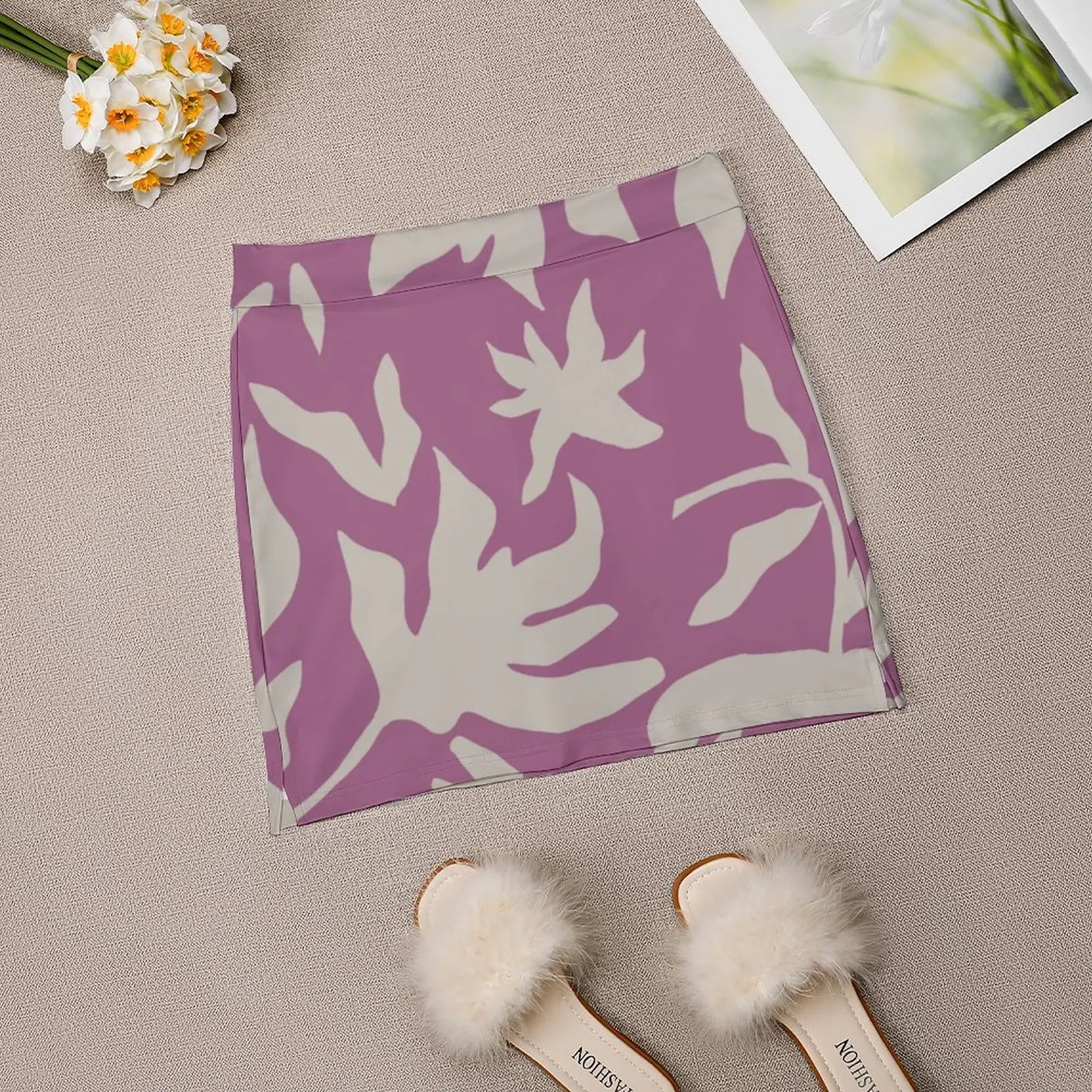 Джамбо-узор с цветочным принтом и листьями/светло-серый на фиолетовом