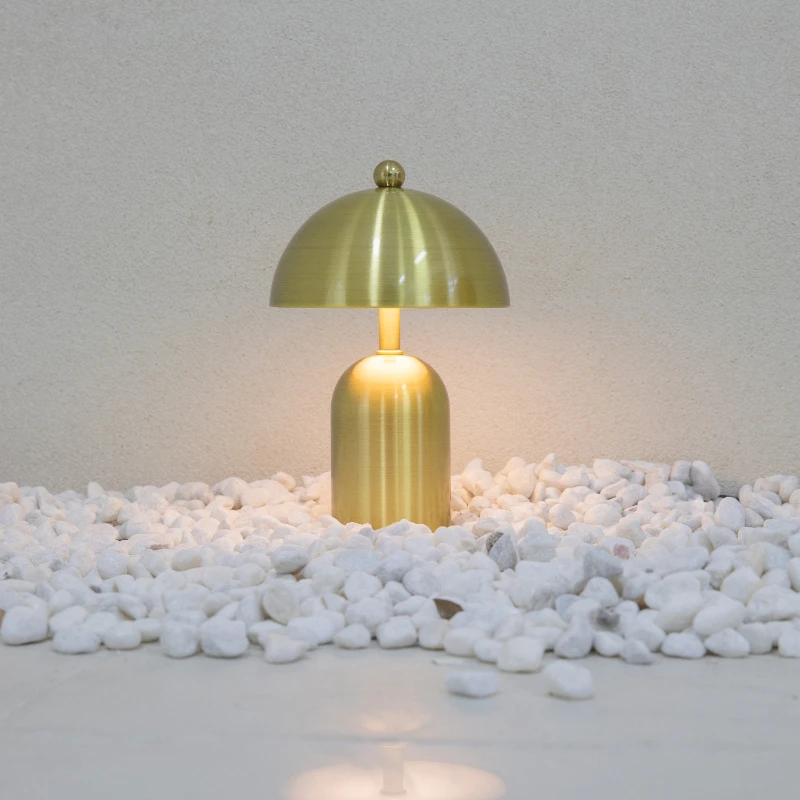 

Nordic Italy Designer Model Creative Metal Table Lamp Dining Room Outdoor Bedroom Study Slightly Luxury Decoration Table Lamp