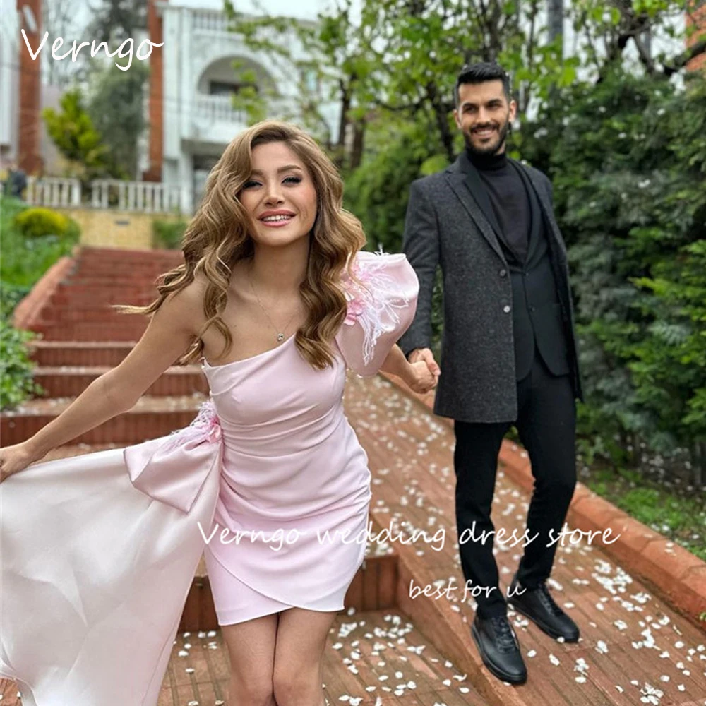 

Розовые короткие вечерние платья Verngo для выпускного вечера с одним открытым плечом, милые атласные вечерние платья с перьями, коктейльное платье для свадебного торжества, 2023