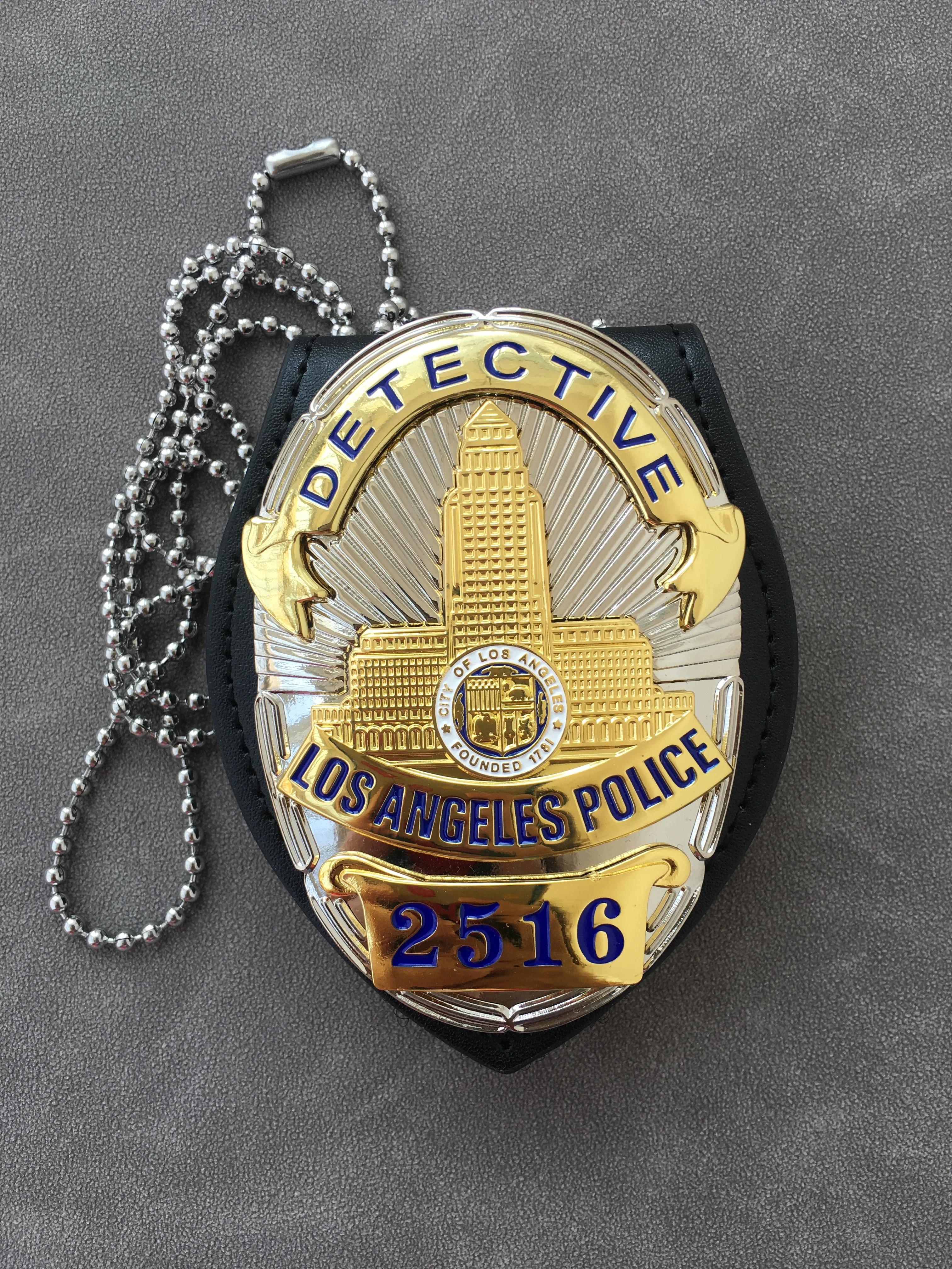 

American Los Angeles Badge Detective Badge NO.2516 Film and Television Movie Prop Role Play