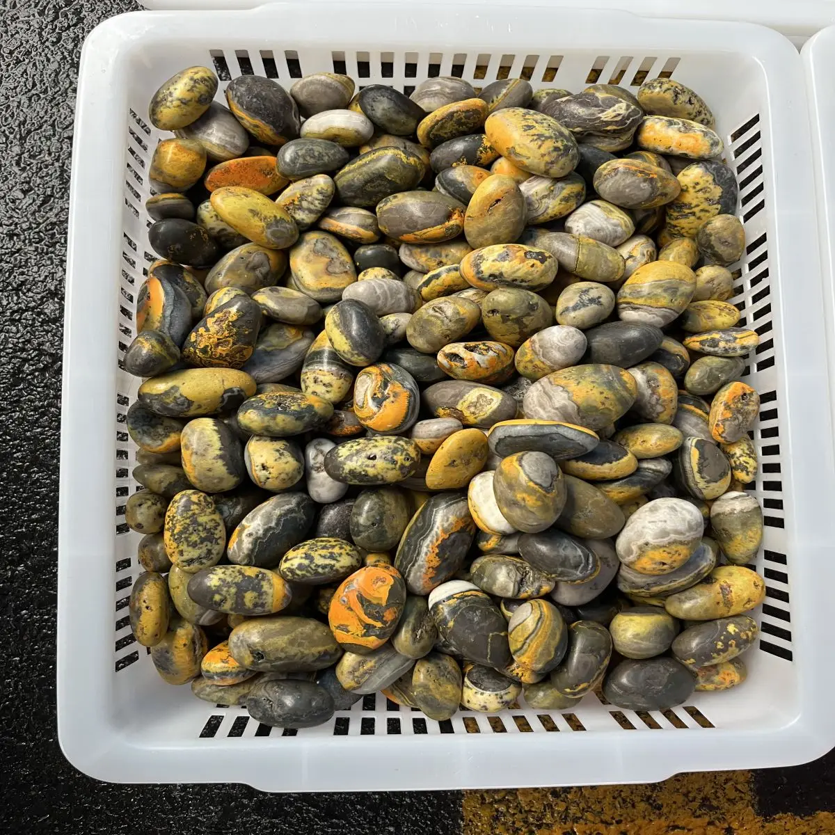 1Kg Natural Crystal Primitive Stone Primitive Mine Indonesian Bumblebee Ore Color Grain Shape Like Bumblebee Random Sent