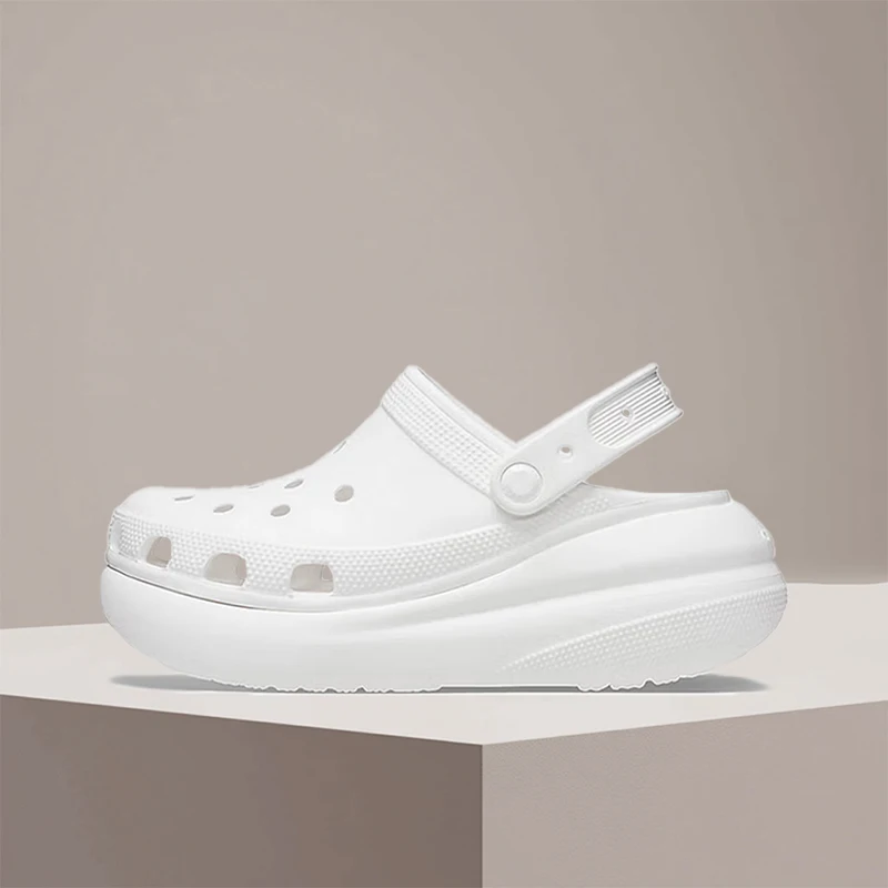 Фото Сабо Crocs Classic Crush, белый цвет, модель Versa, прочные, мягкие, комфортные, с амортизацией, стильный дизайн, для мужчин и женщин, артикул 207521-100. №1