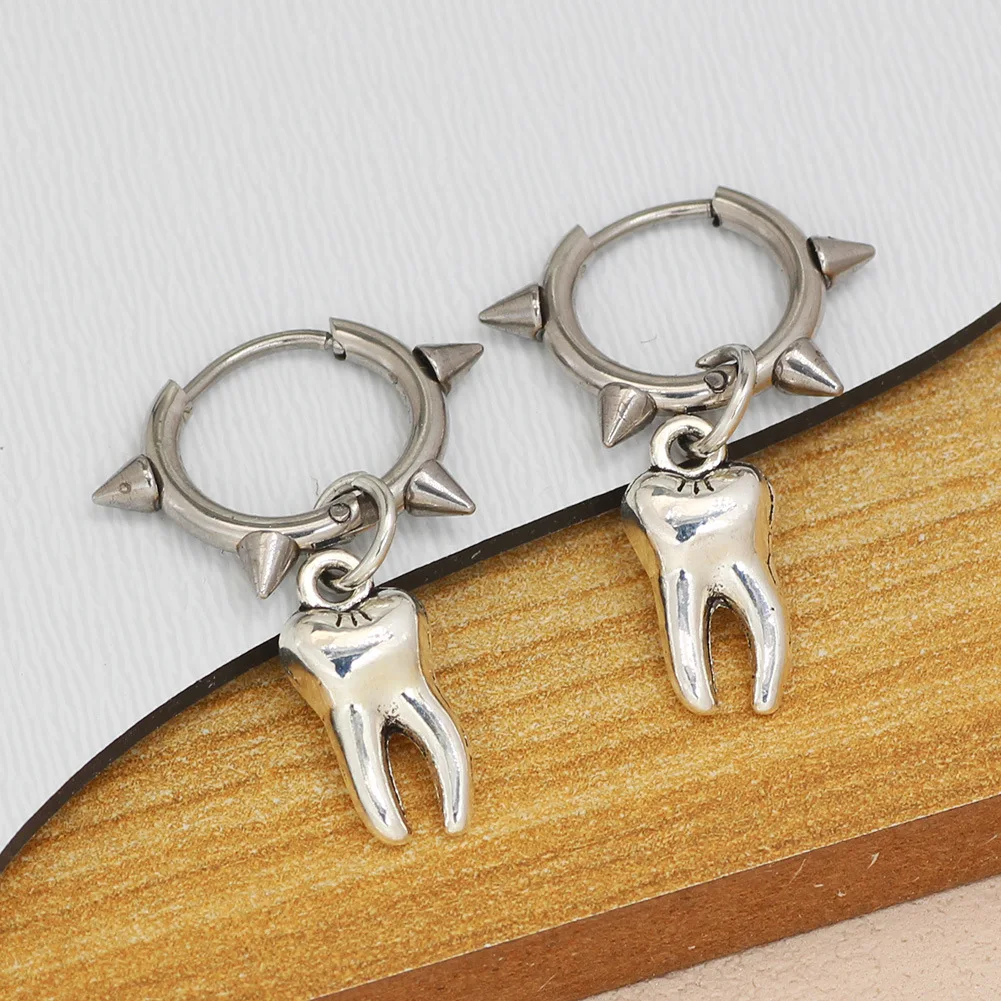 Модные креативные серьги-гвоздики с маленькими зубчиками в виде темных