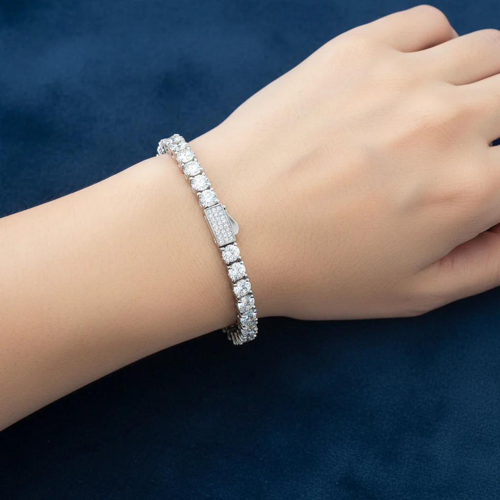 Круглые камни, отражающие свет, украшают женский браслет-цепочку с бриллиантами и пружинной застежкой 3 мм, выполненный из полированной платины PT950. (art.: 3920dc33196da) - 3920dc33196da