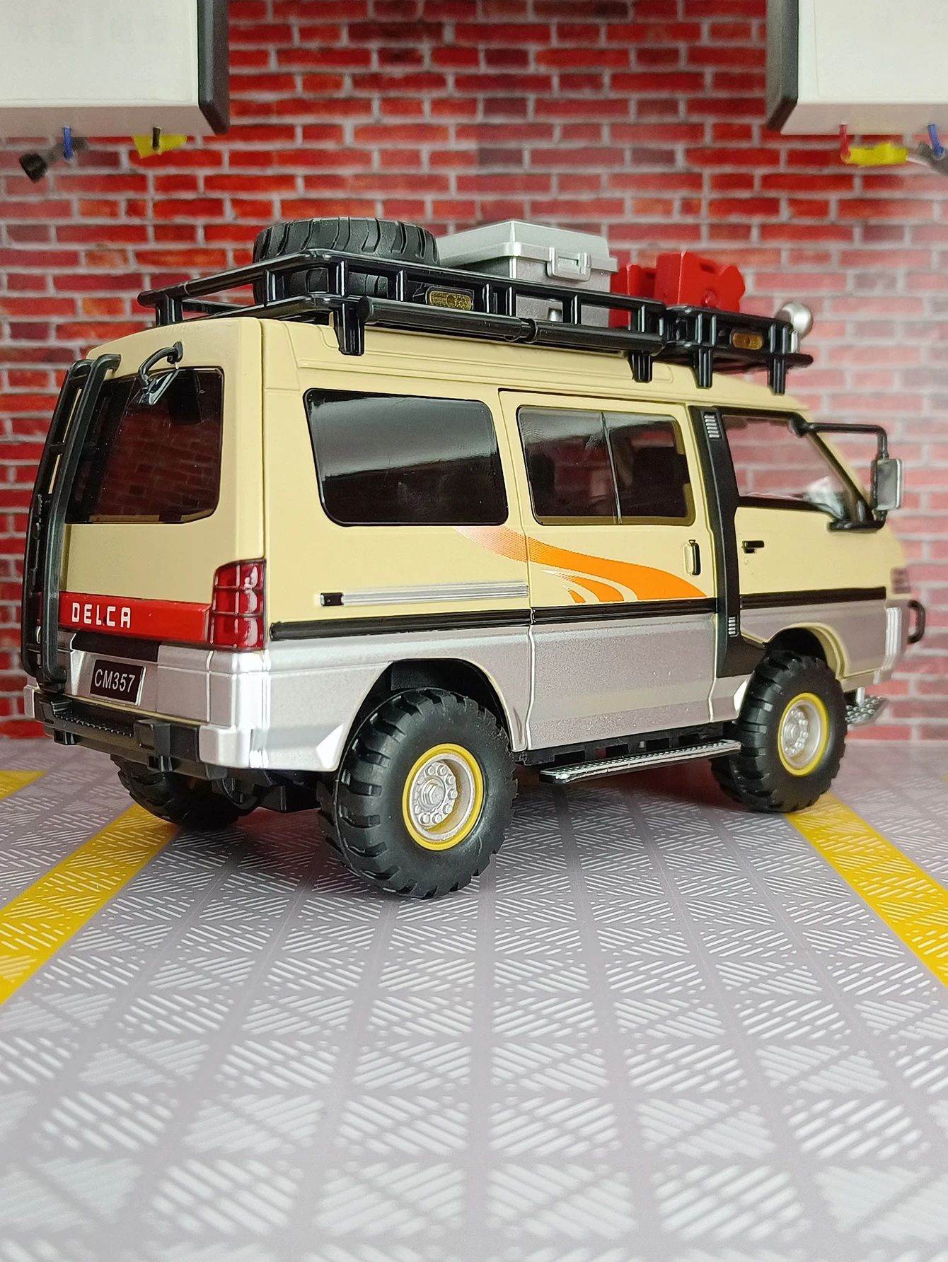 Фото Масштабная модель автомобиля Mitsubishi Delica 1:24 из сплава, для улицы, с открывающимися дверями, капотом и багажником. №2